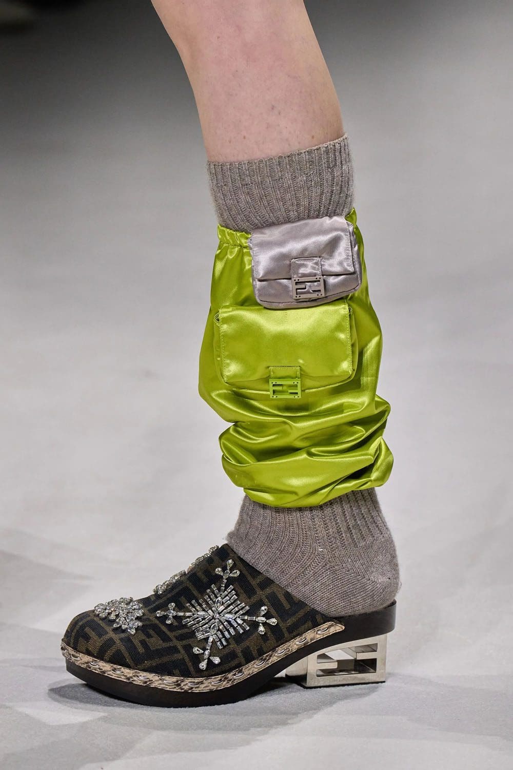 芬迪春季 2023 - Fendi Baguette New York 25 周年 详情 Runway 杂志