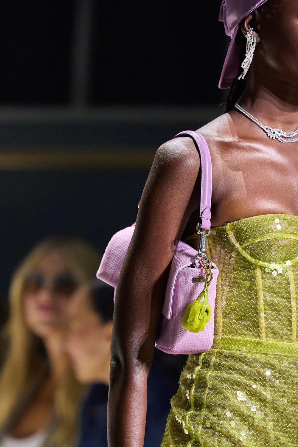 芬迪春季 2023 - Fendi Baguette New York 25 周年 详情 Runway 杂志