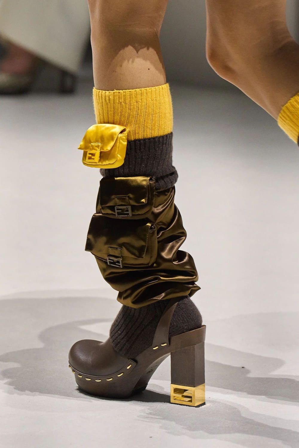 芬迪春季 2023 - Fendi Baguette New York 25 周年 详情 Runway 杂志