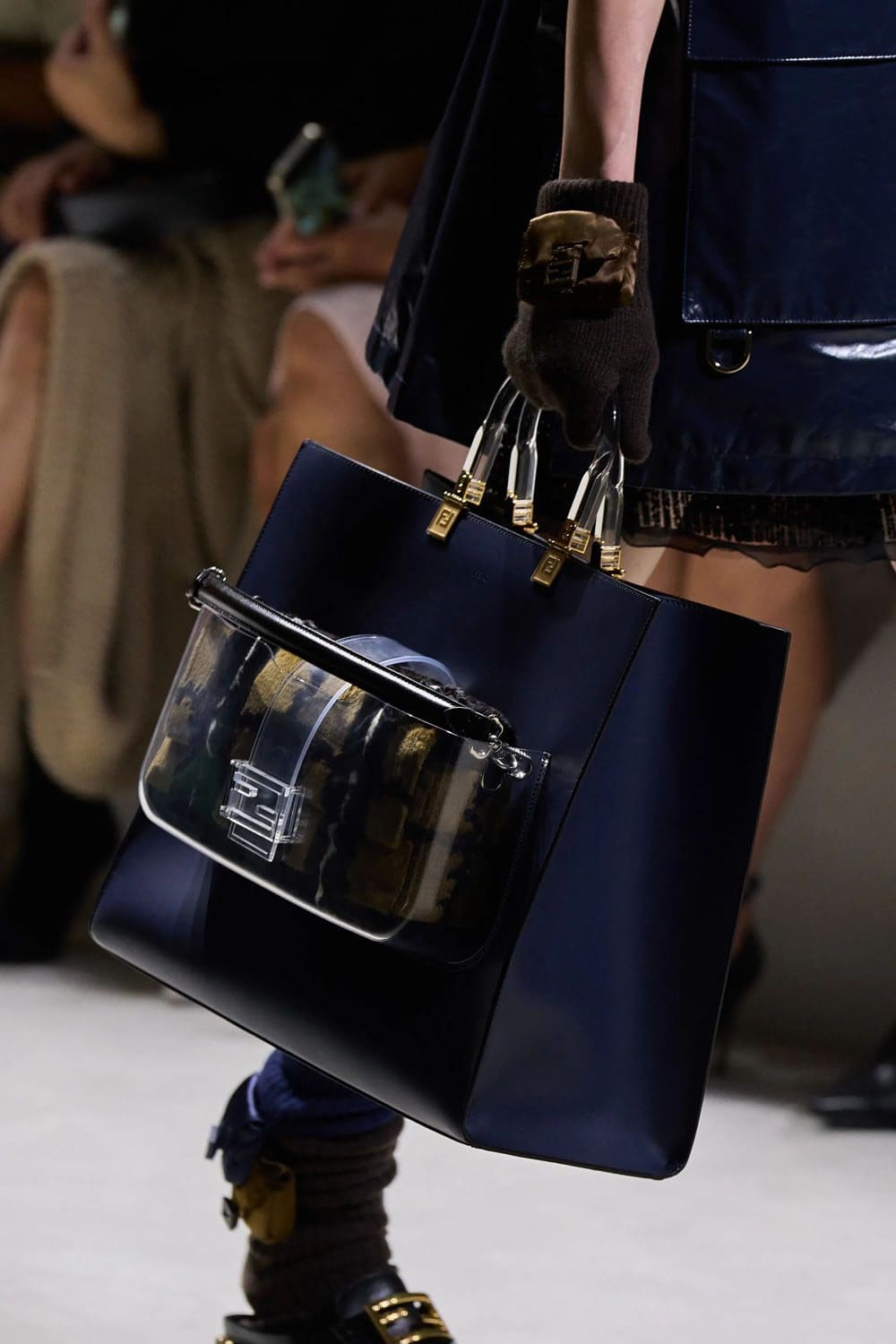 芬迪春季 2023 - Fendi Baguette New York 25 周年 详情 Runway 杂志
