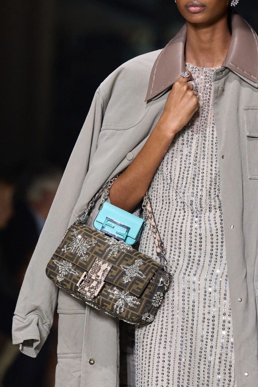芬迪春季 2023 - Fendi Baguette New York 25 周年 详情 Runway 杂志