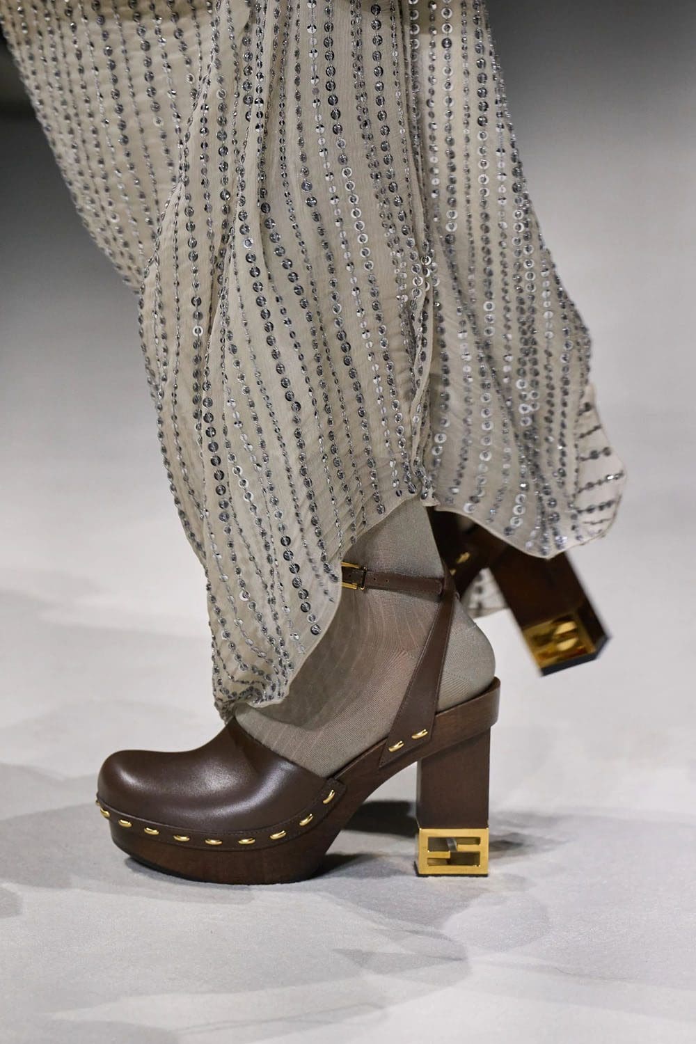 芬迪春季 2023 - Fendi Baguette New York 25 周年 详情 Runway 杂志