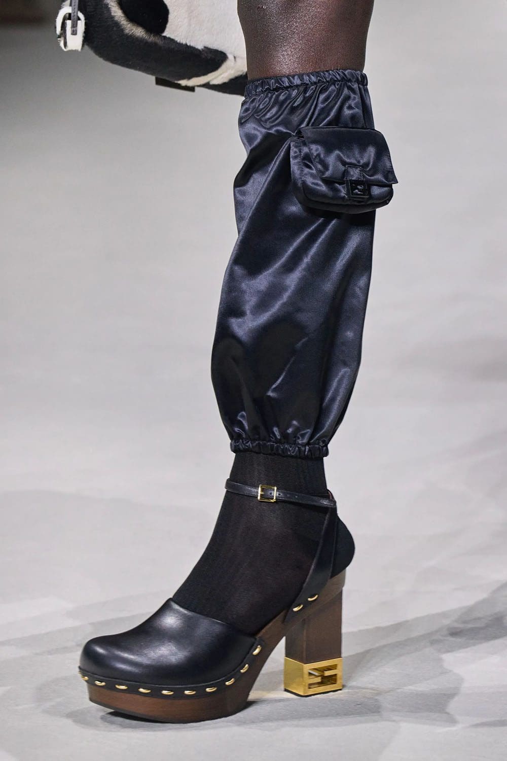 芬迪春季 2023 - Fendi Baguette New York 25 周年 详情 Runway 杂志