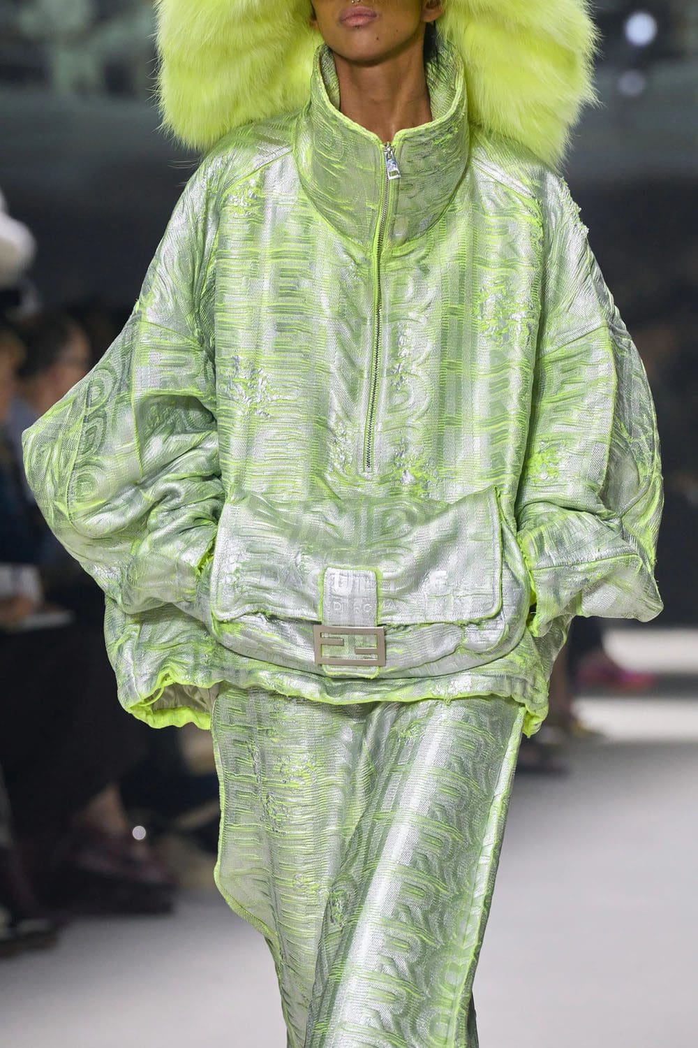 芬迪春季 2023 - Fendi Baguette New York 25 周年 详情 Runway 杂志