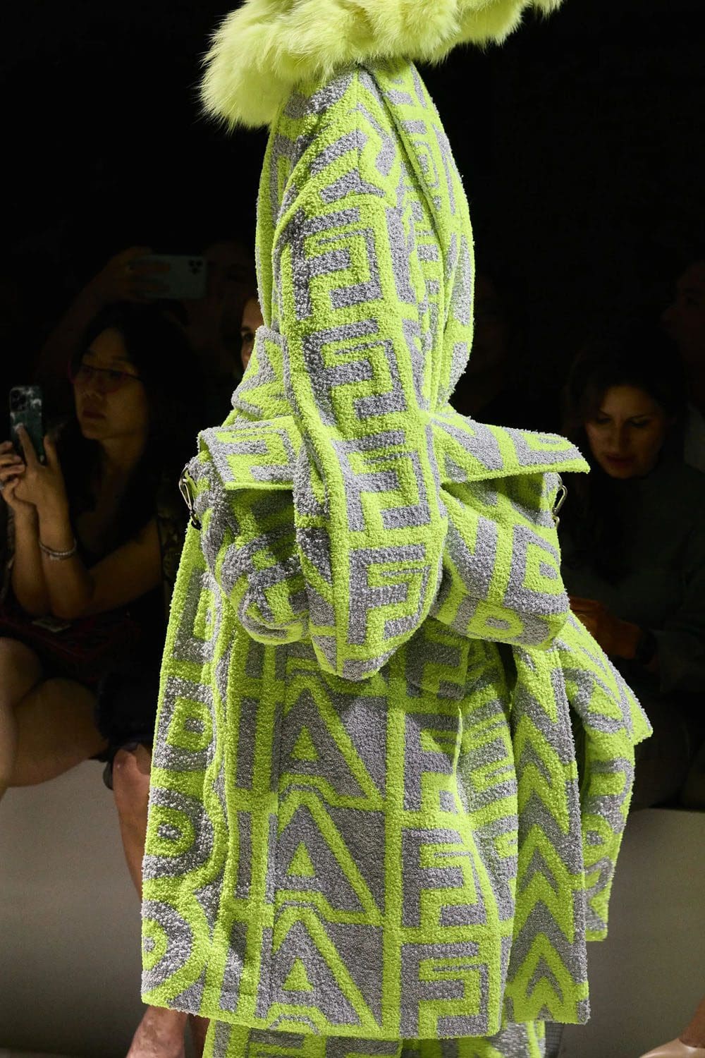 芬迪春季 2023 - Fendi Baguette New York 25 周年 详情 Runway 杂志