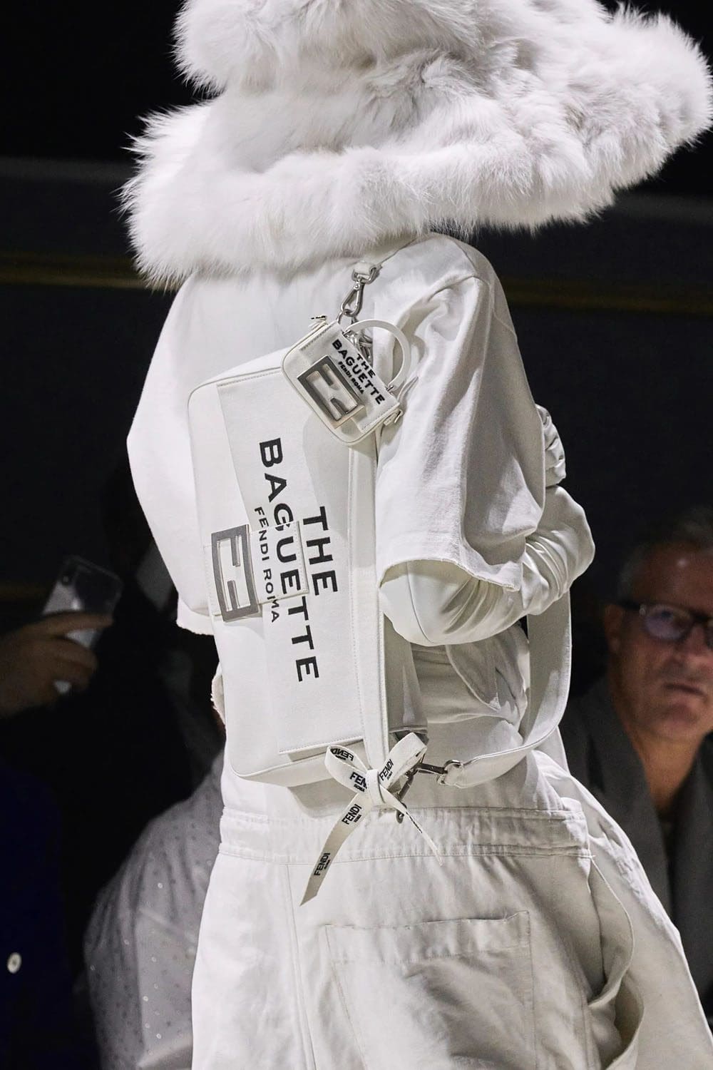 芬迪春季 2023 - Fendi Baguette New York 25 周年 详情 Runway 杂志