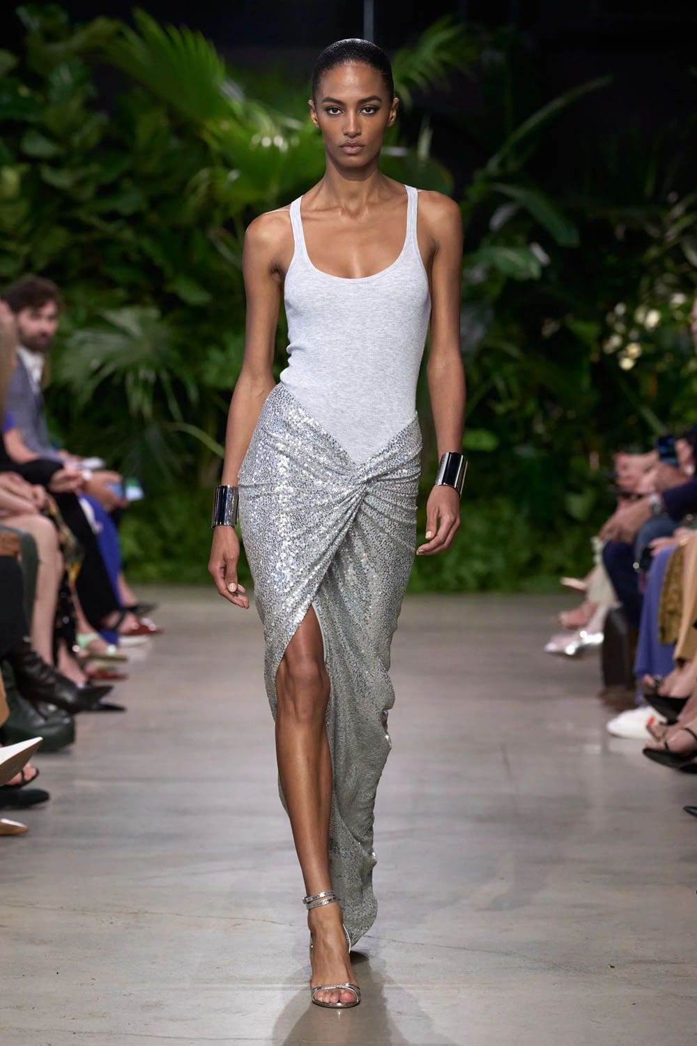 Michael Kors Frühling Sommer 2023 Berlin Runway Magazin