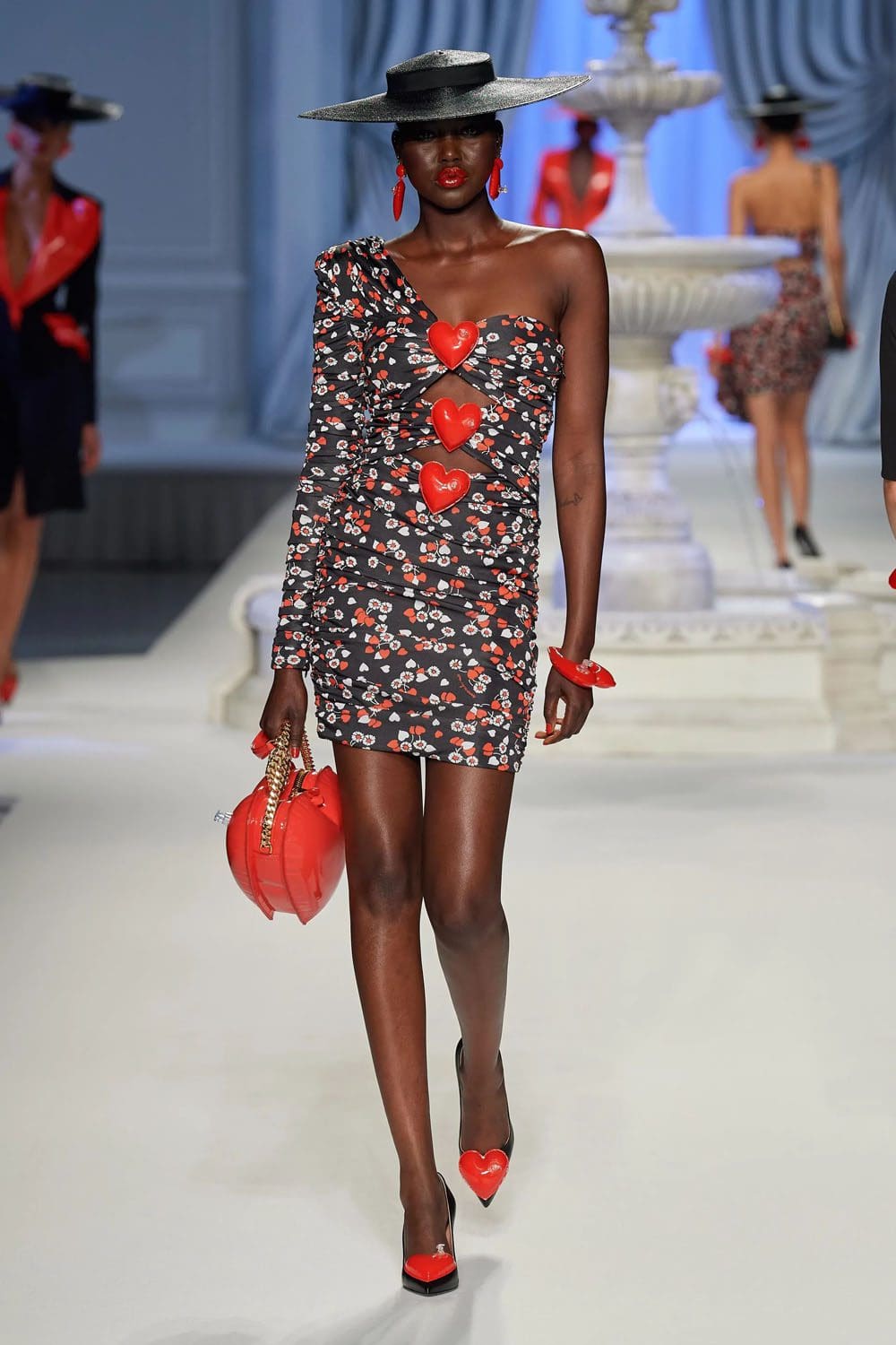 Moschino Primavera Verão 2023 Runway revista