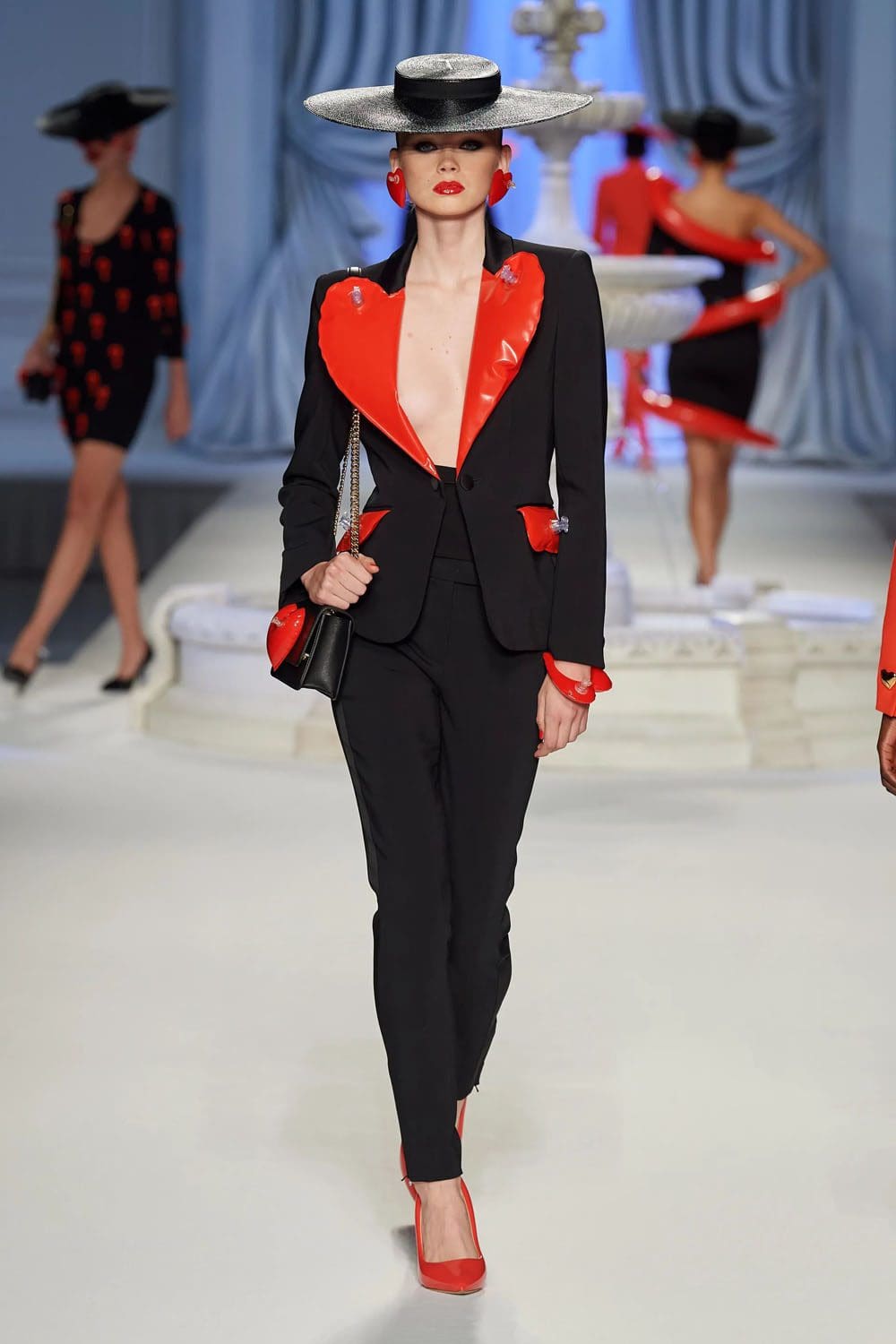 Moschino Primavera Verão 2023 Runway revista