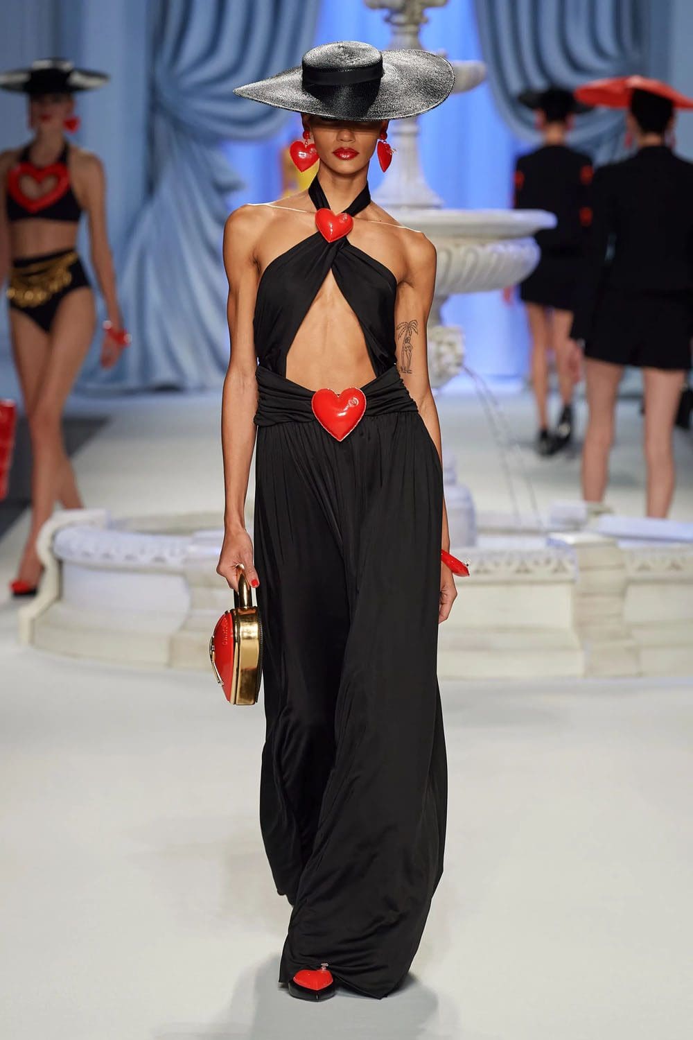Moschino Primavera Verão 2023 Runway revista