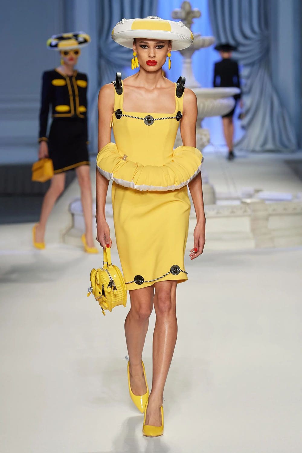 Moschino Primavera Verão 2023 Runway revista