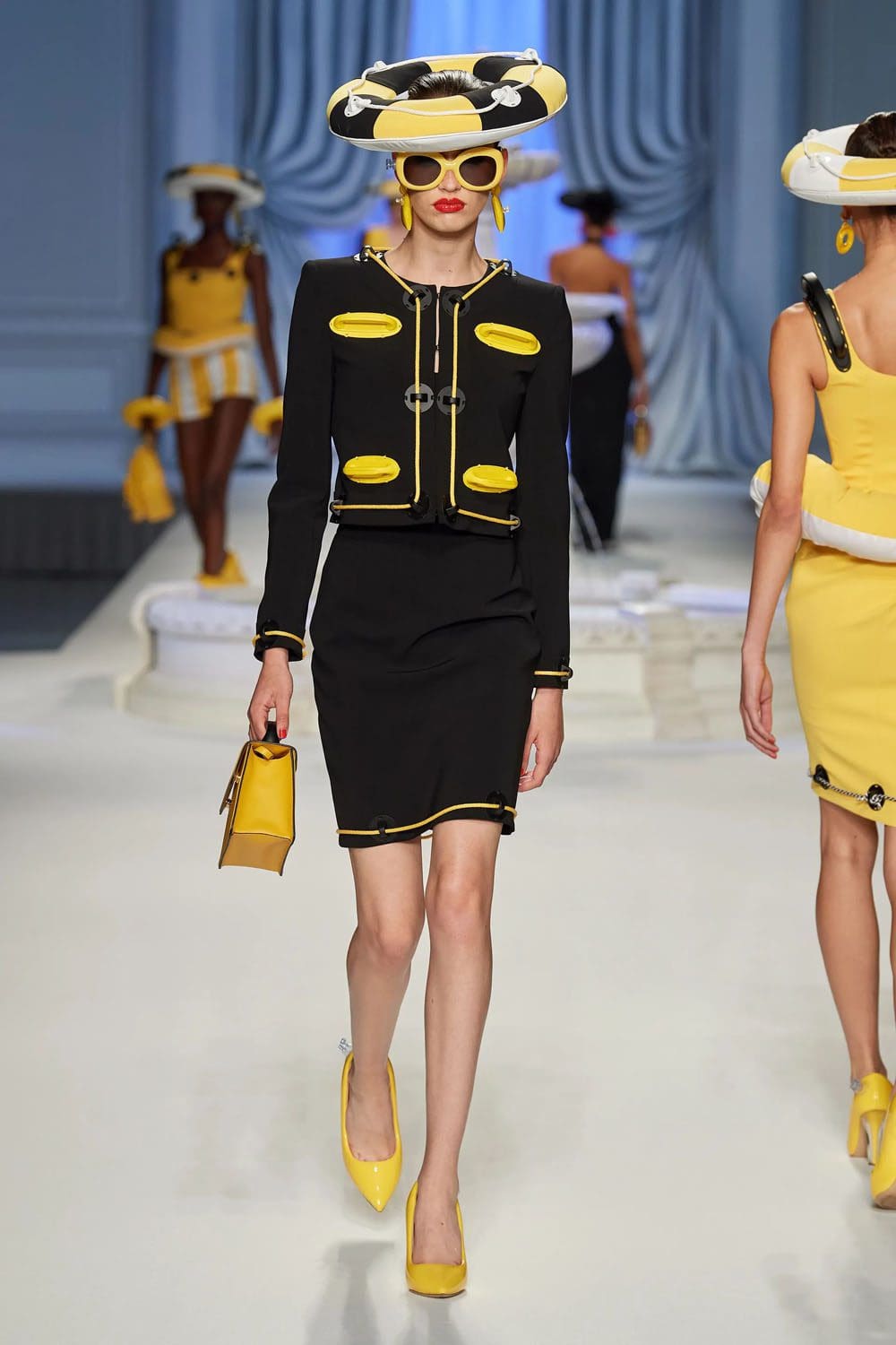 Moschino Primavera Verão 2023 Runway revista