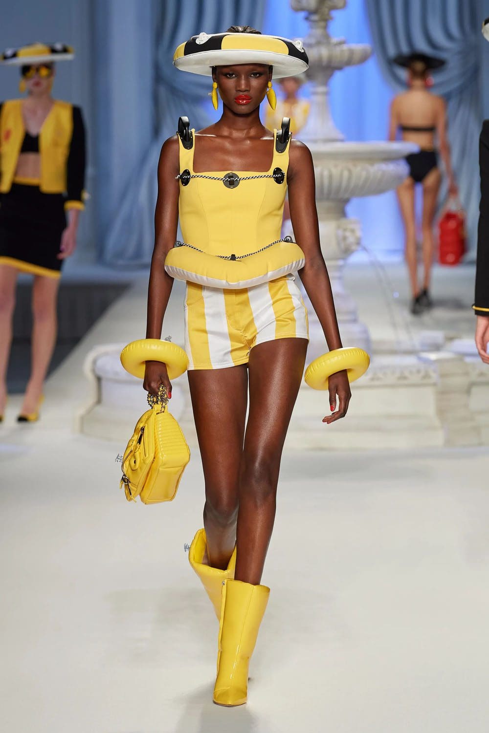 Moschino Primavera Verão 2023 Runway revista