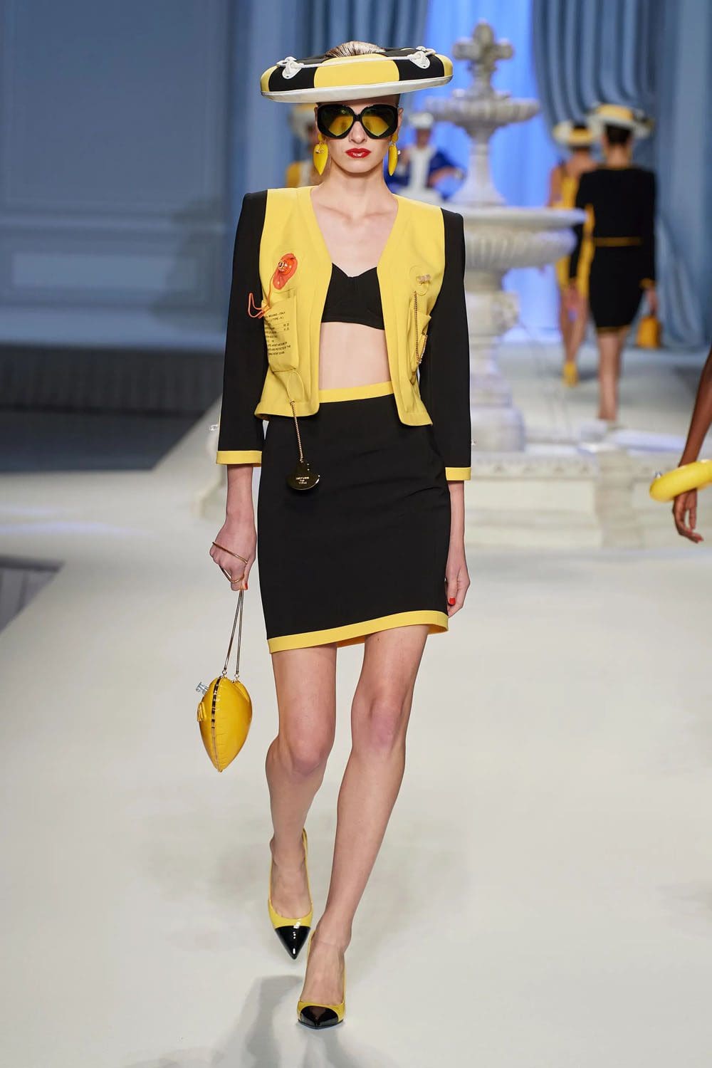 Moschino Primavera Verão 2023 Runway revista
