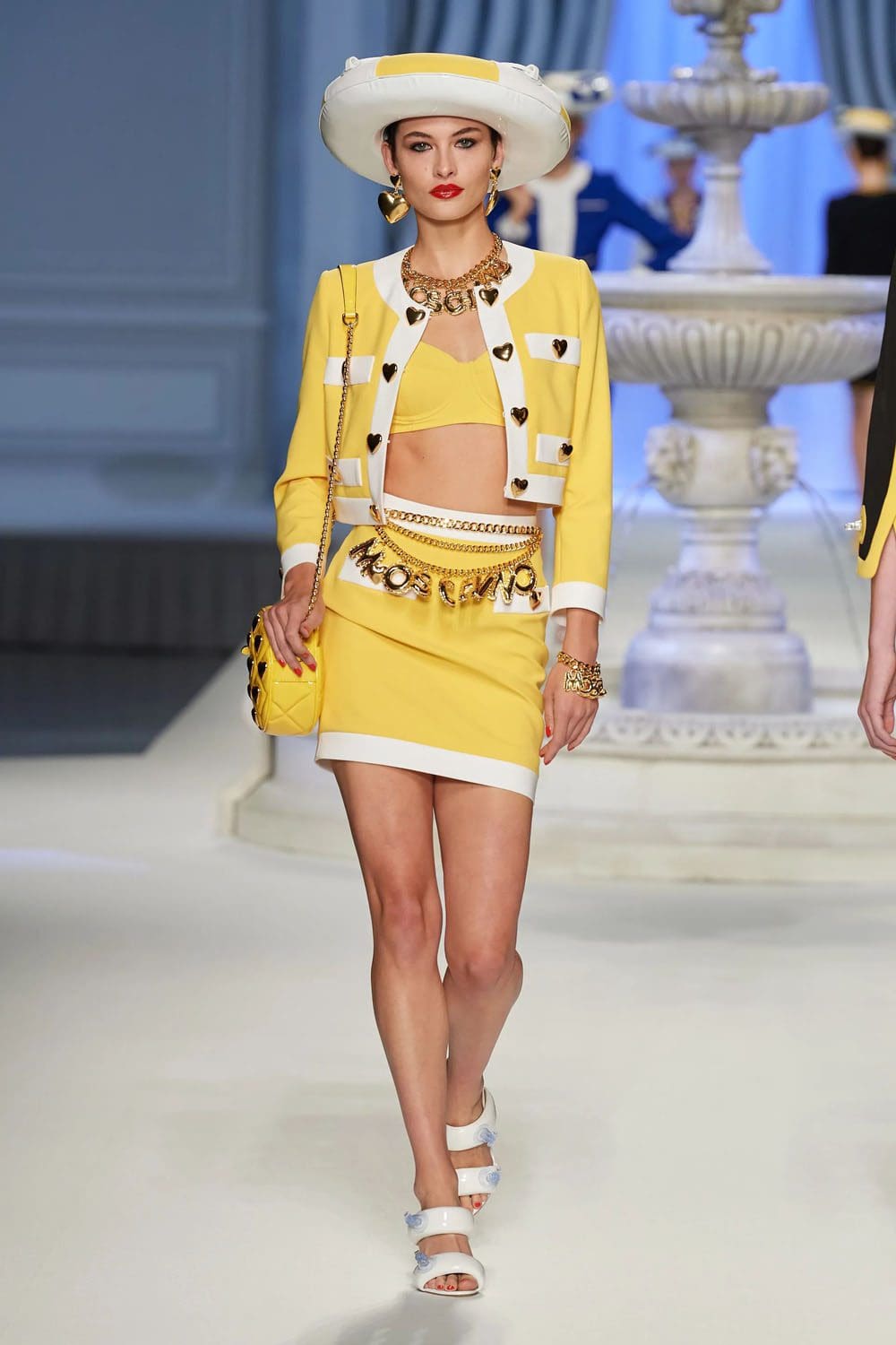 Moschino Primavera Verão 2023 Runway revista