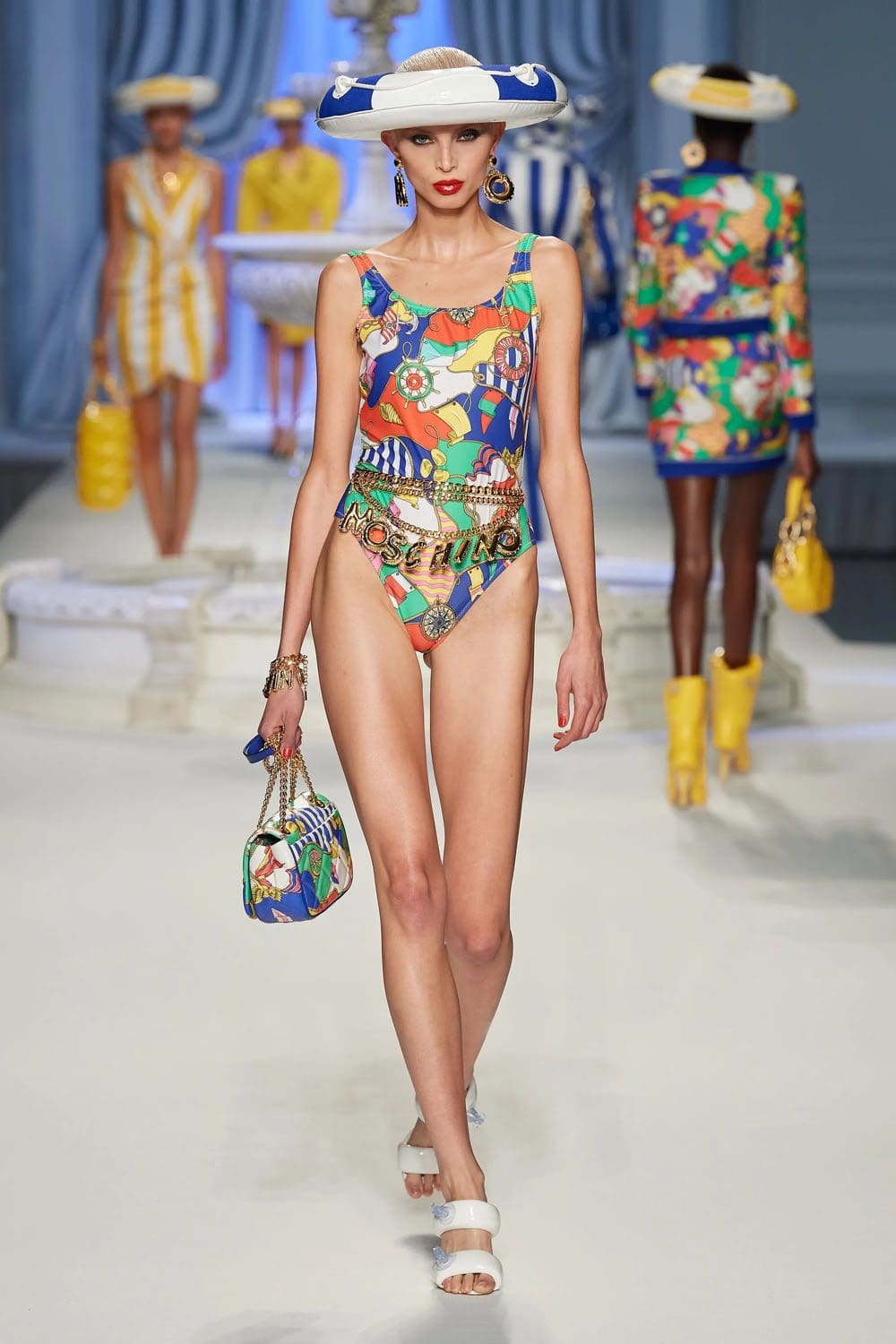 Moschino Primavera Verão 2023 Runway revista