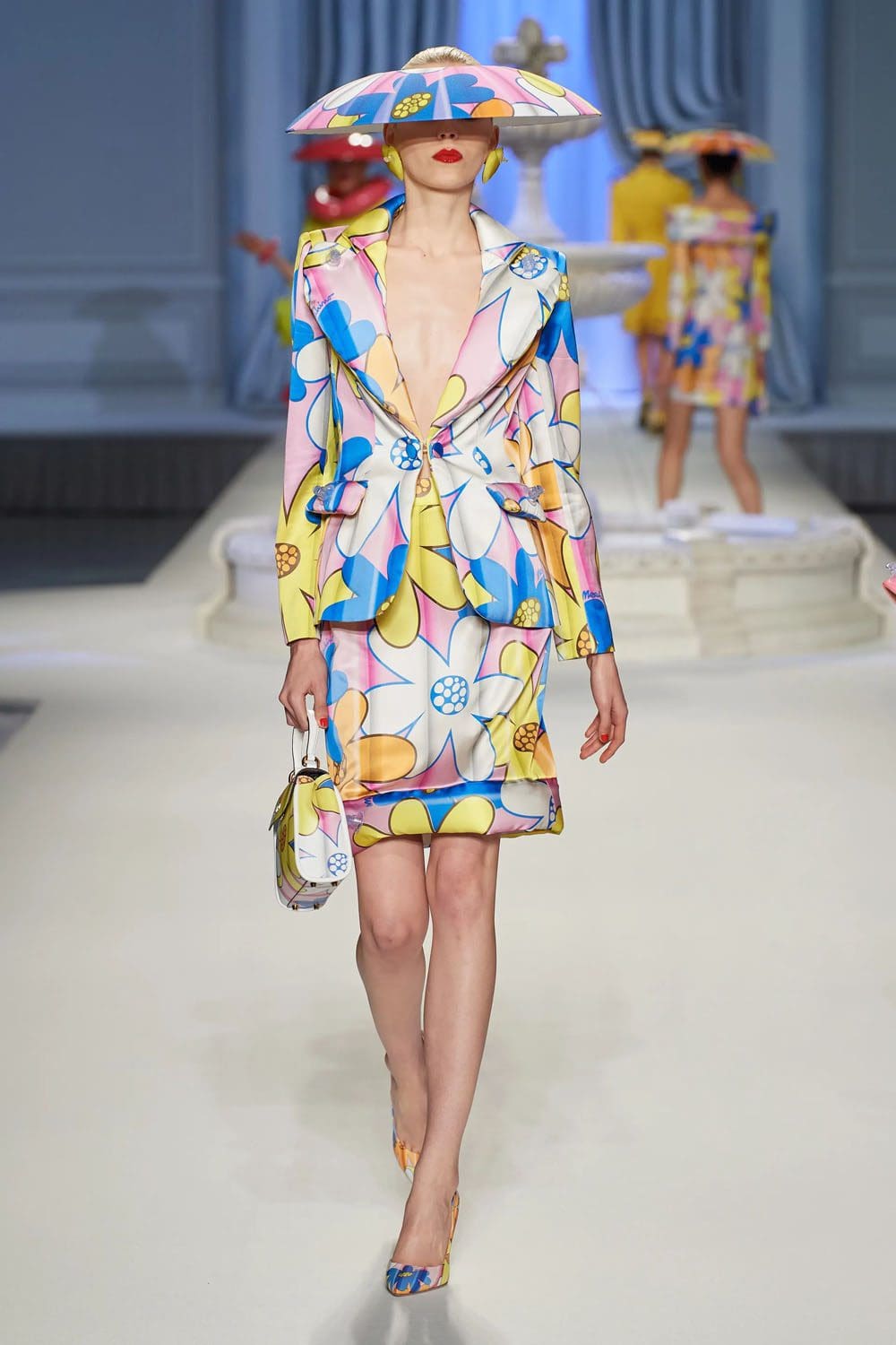 Moschino Primavera Verão 2023 Runway revista