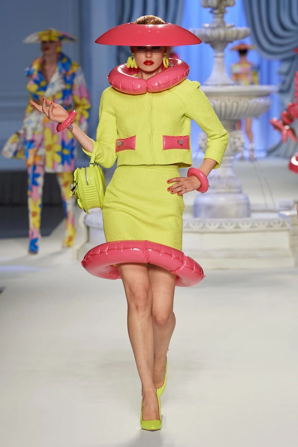 Moschino Primavera Verão 2023 Runway revista