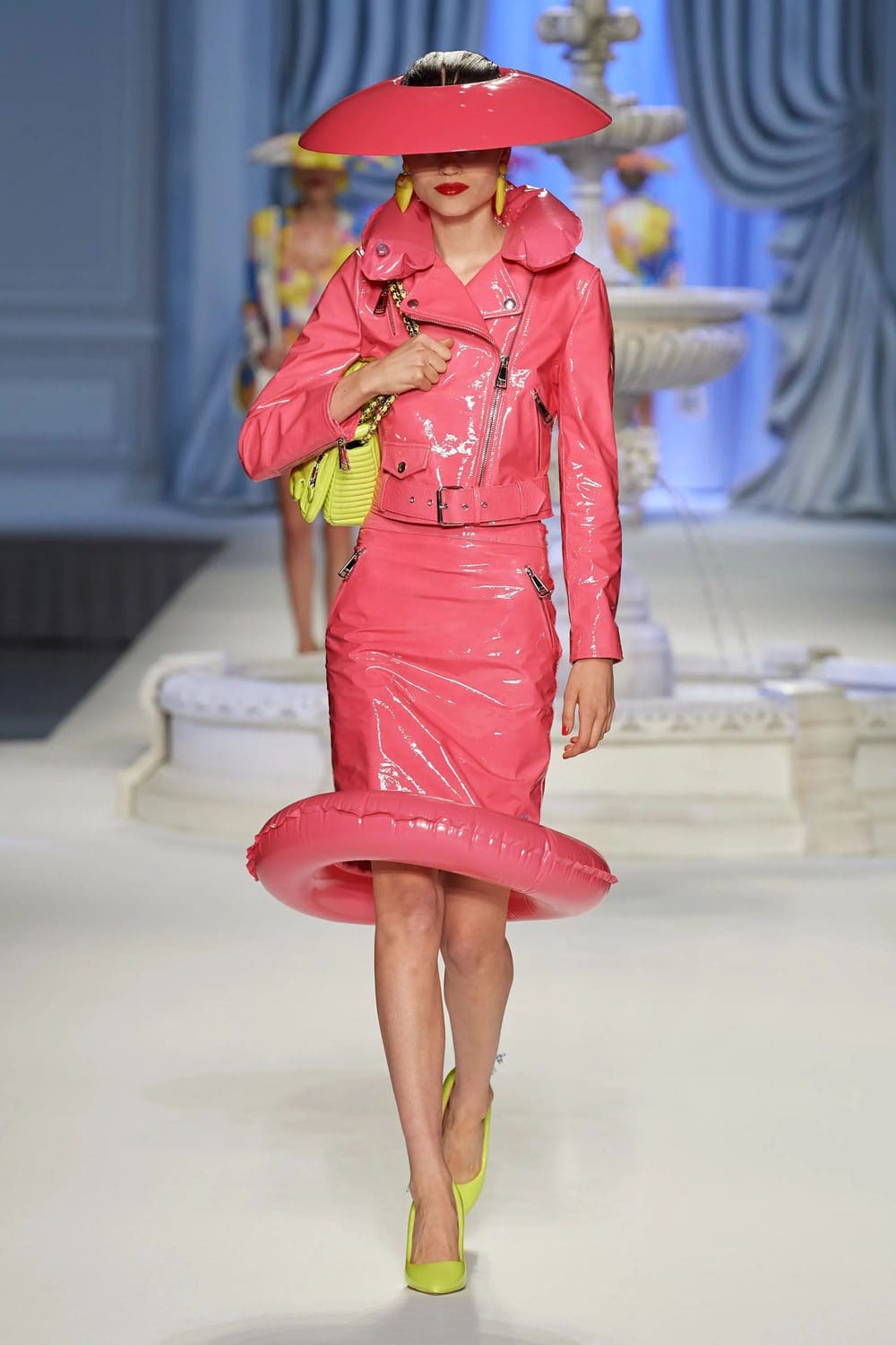 Moschino Primavera Verão 2023 Runway revista