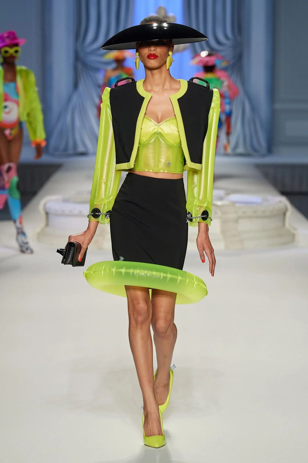 Moschino Primavera Verão 2023 Runway revista