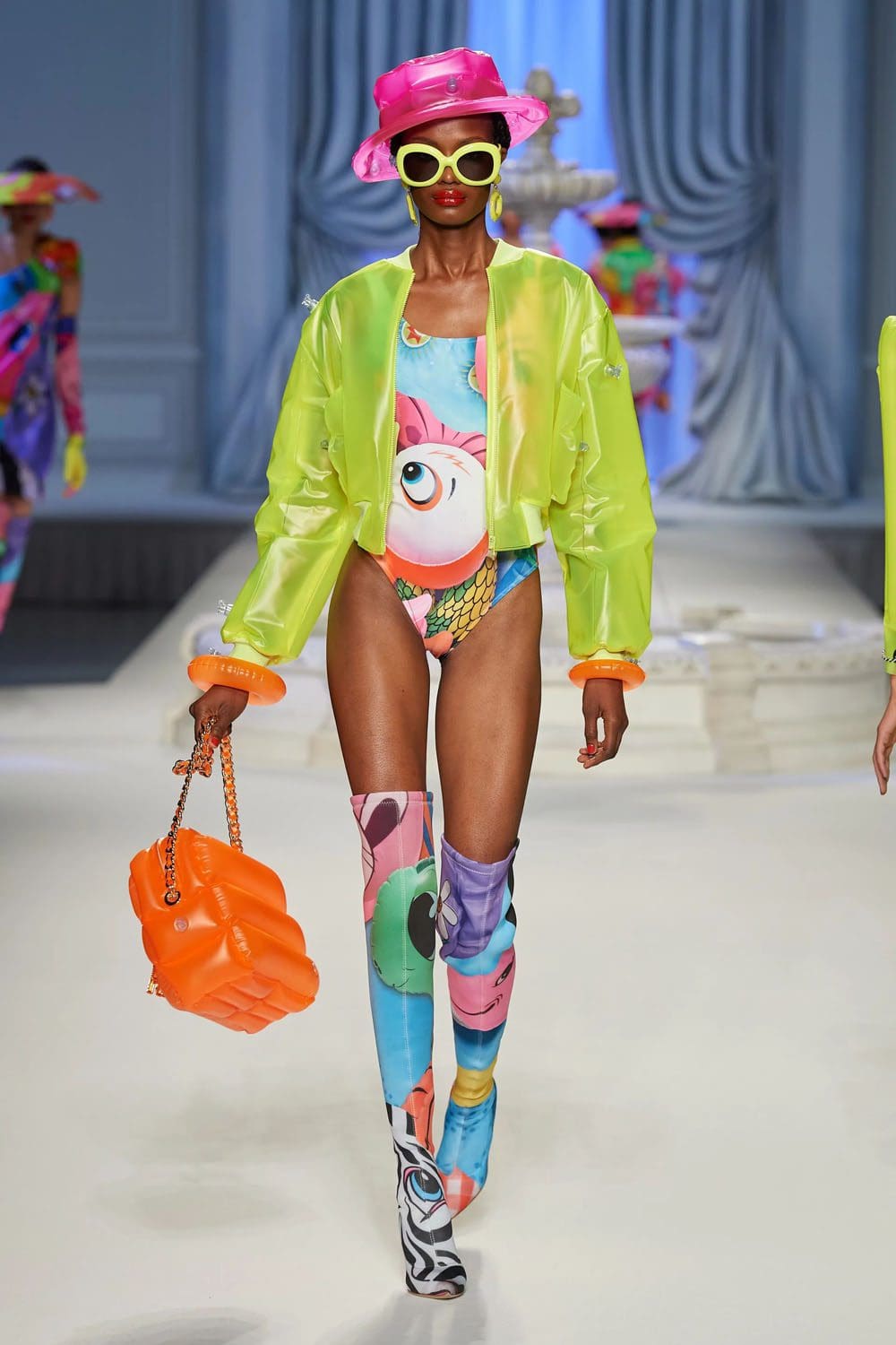 Moschino Primavera Verão 2023 Runway revista