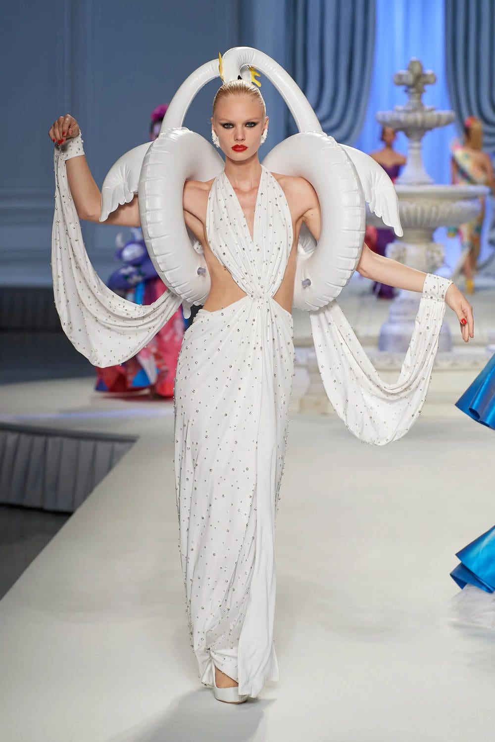 Moschino Primavera Verão 2023 Runway revista