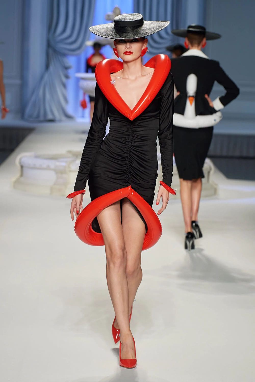 Moschino Primavera Verão 2023 Runway revista
