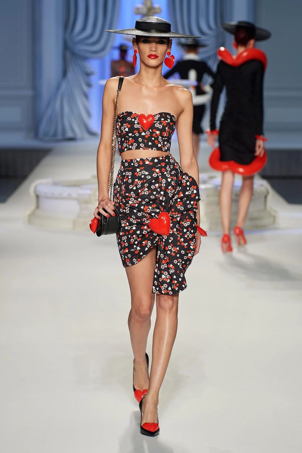 Moschino Primavera Verão 2023 Runway revista