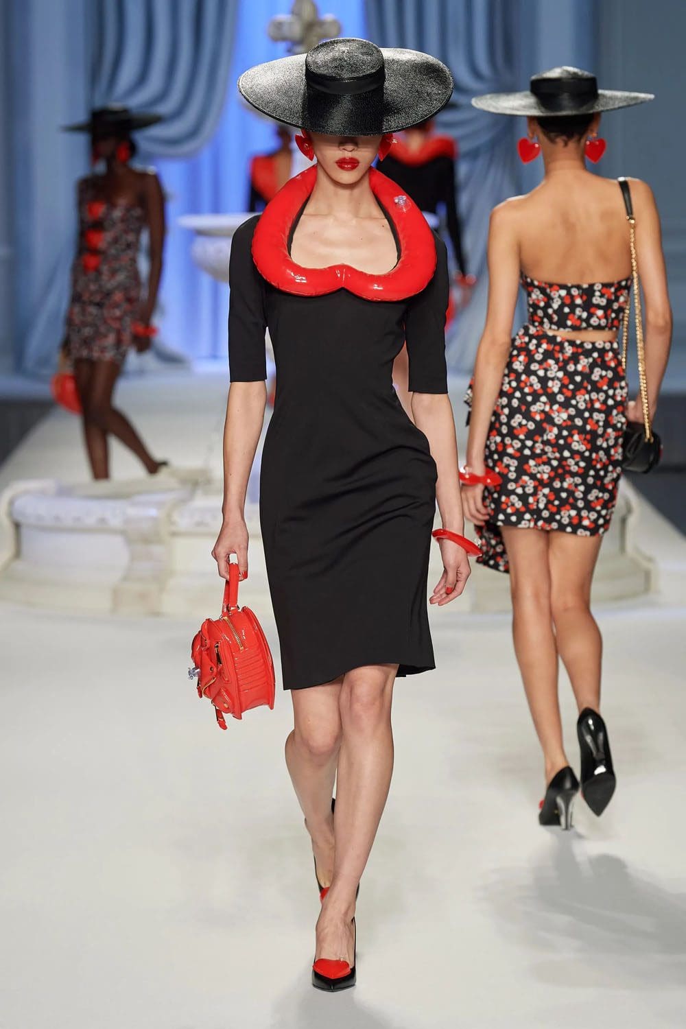 Moschino Primavera Verão 2023 Runway revista