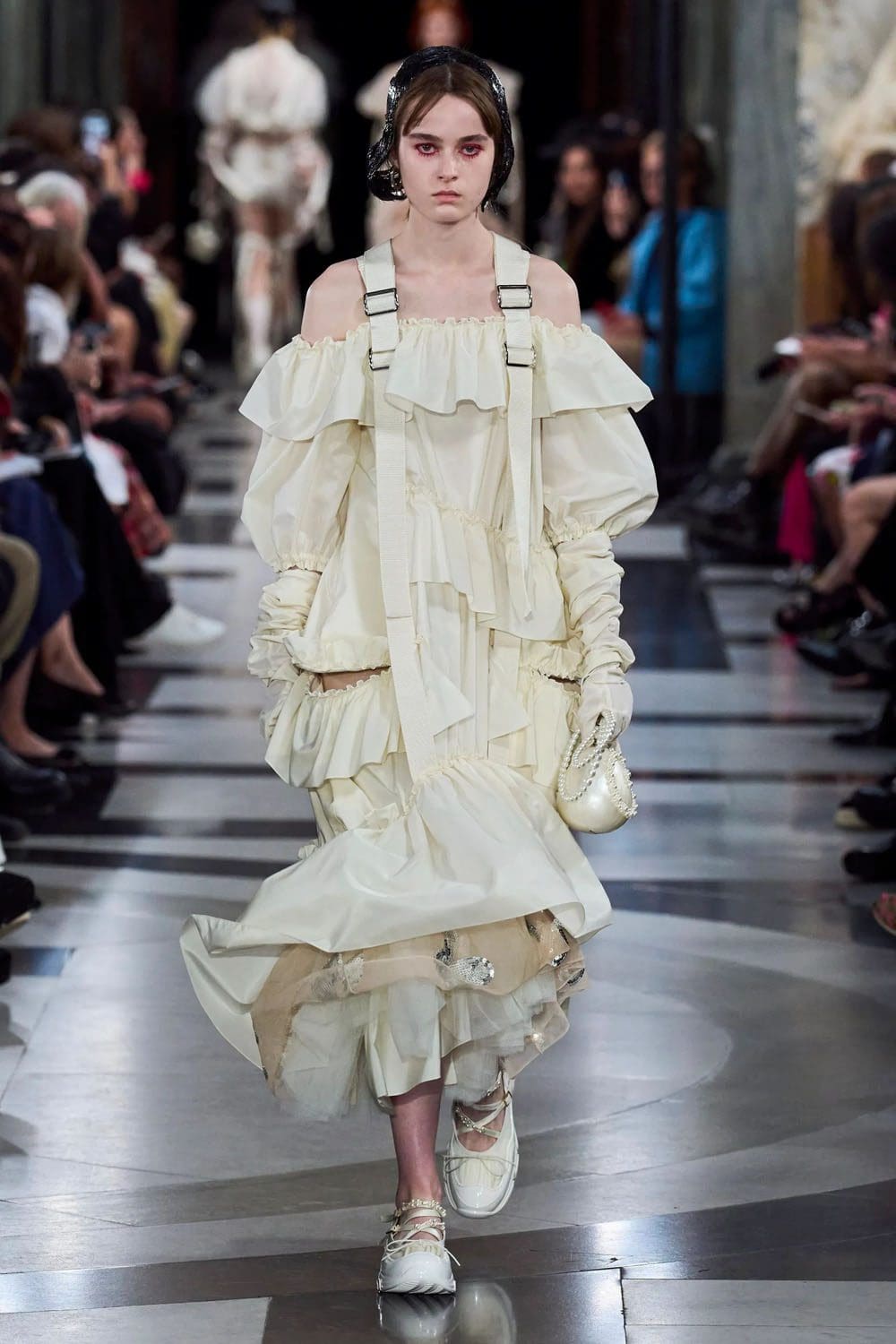 シモーネ・ロシャ 春夏 2023 ロンドン Runway 雑誌