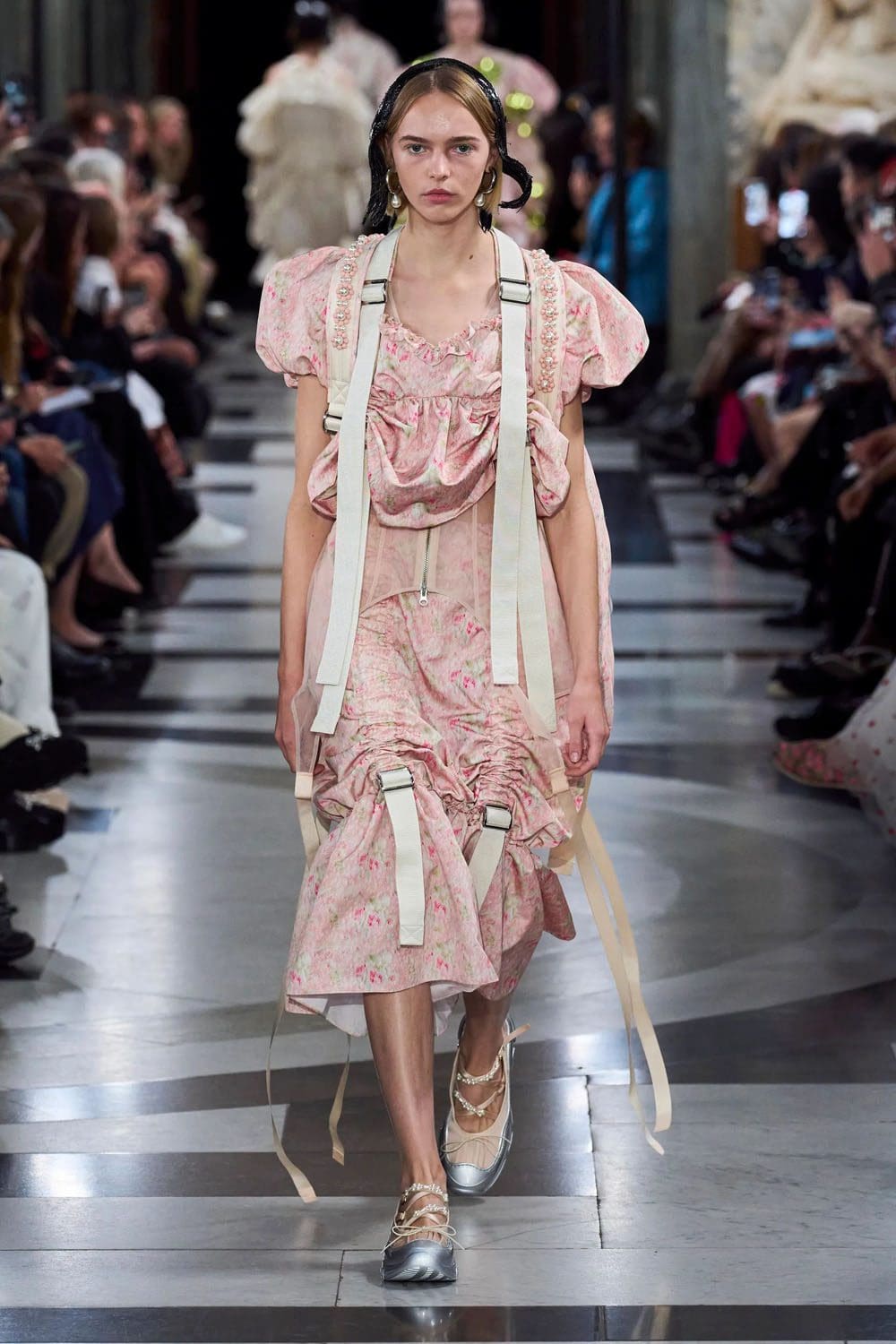 シモーネ・ロシャ 春夏 2023 ロンドン Runway 雑誌