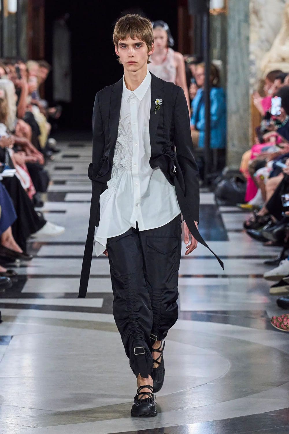 シモーネ・ロシャ 春夏 2023 ロンドン Runway 雑誌