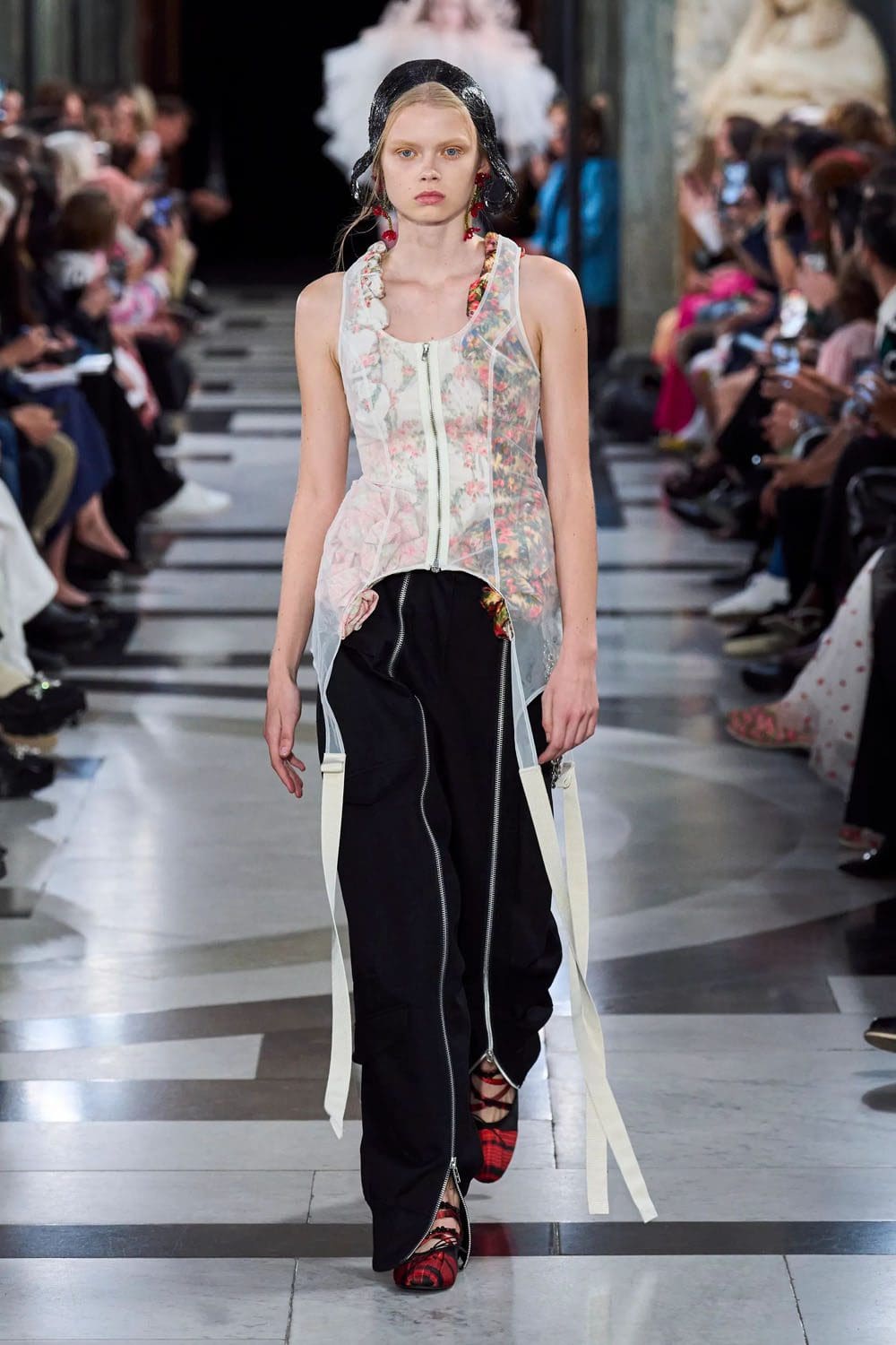シモーネ・ロシャ 春夏 2023 ロンドン Runway 雑誌