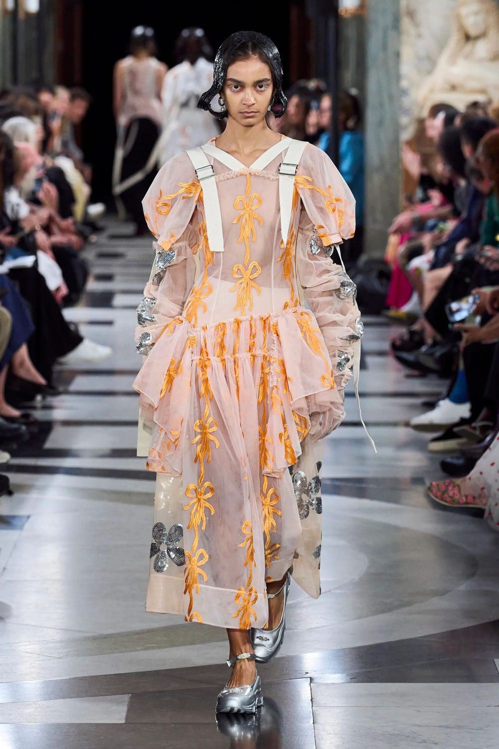 シモーネ・ロシャ 春夏 2023 ロンドン Runway 雑誌