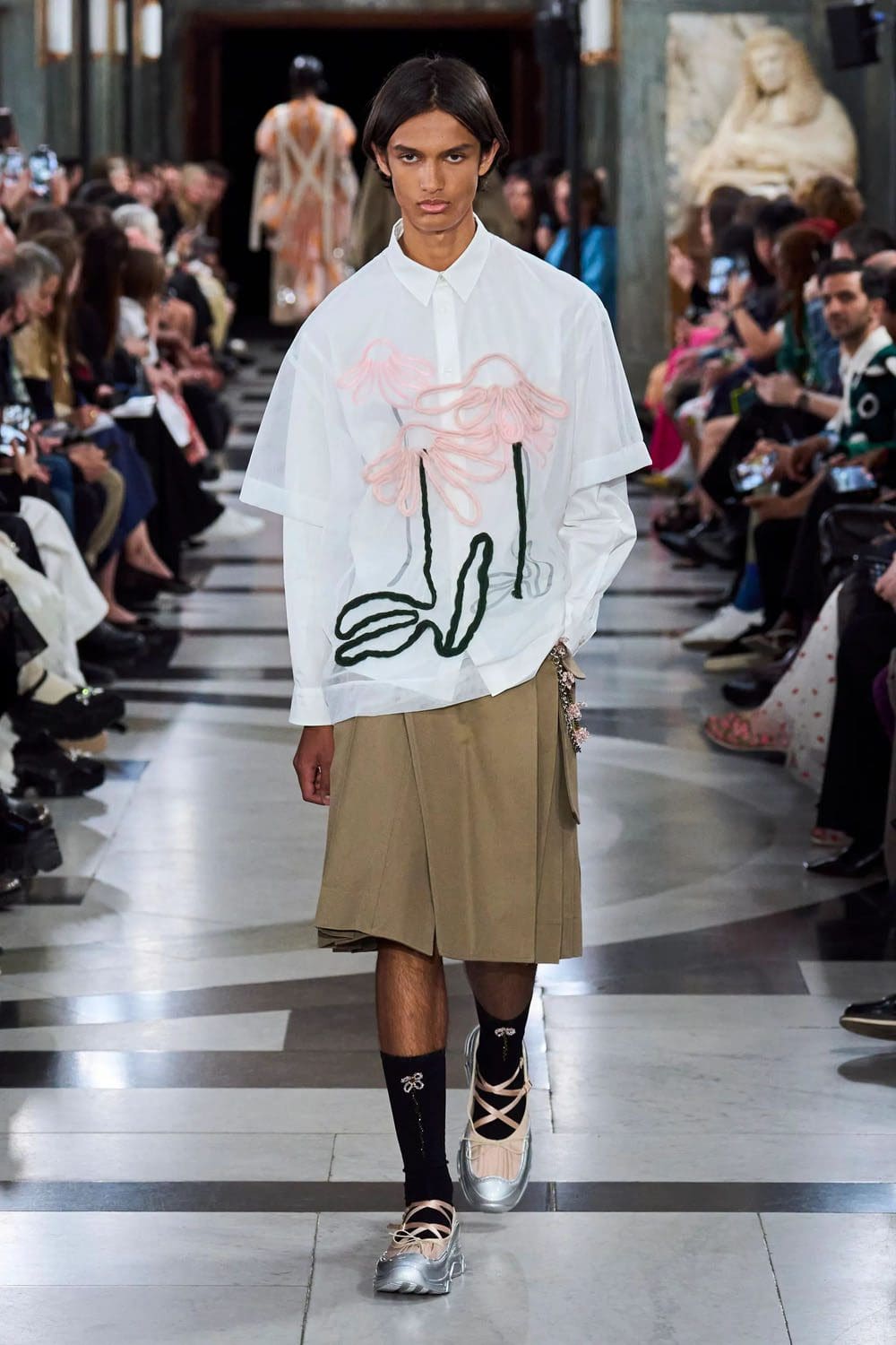 シモーネ・ロシャ 春夏 2023 ロンドン Runway 雑誌