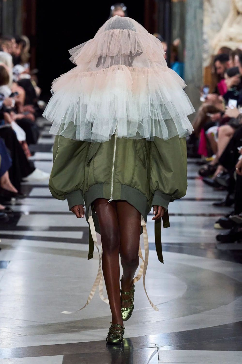 シモーネ・ロシャ 春夏 2023 ロンドン Runway 雑誌