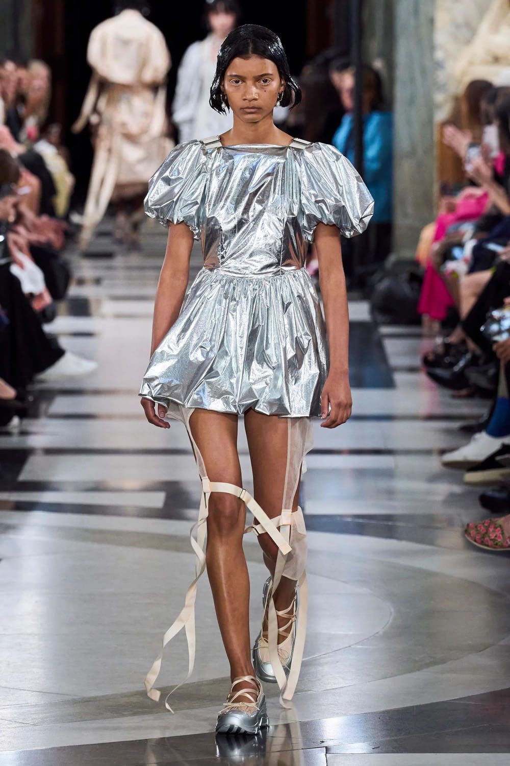 シモーネ・ロシャ 春夏 2023 ロンドン Runway 雑誌