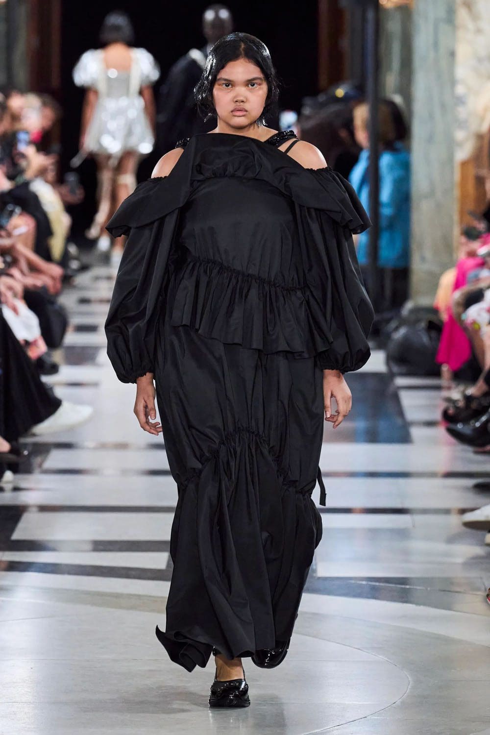 シモーネ・ロシャ 春夏 2023 ロンドン Runway 雑誌
