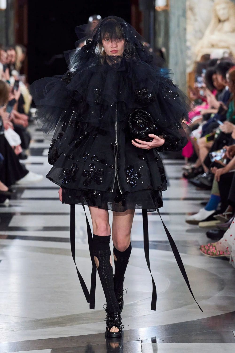 シモーネ・ロシャ 春夏 2023 ロンドン Runway 雑誌