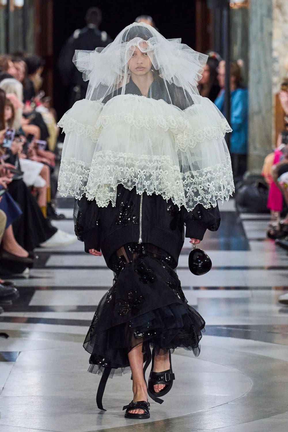 シモーネ・ロシャ 春夏 2023 ロンドン Runway 雑誌
