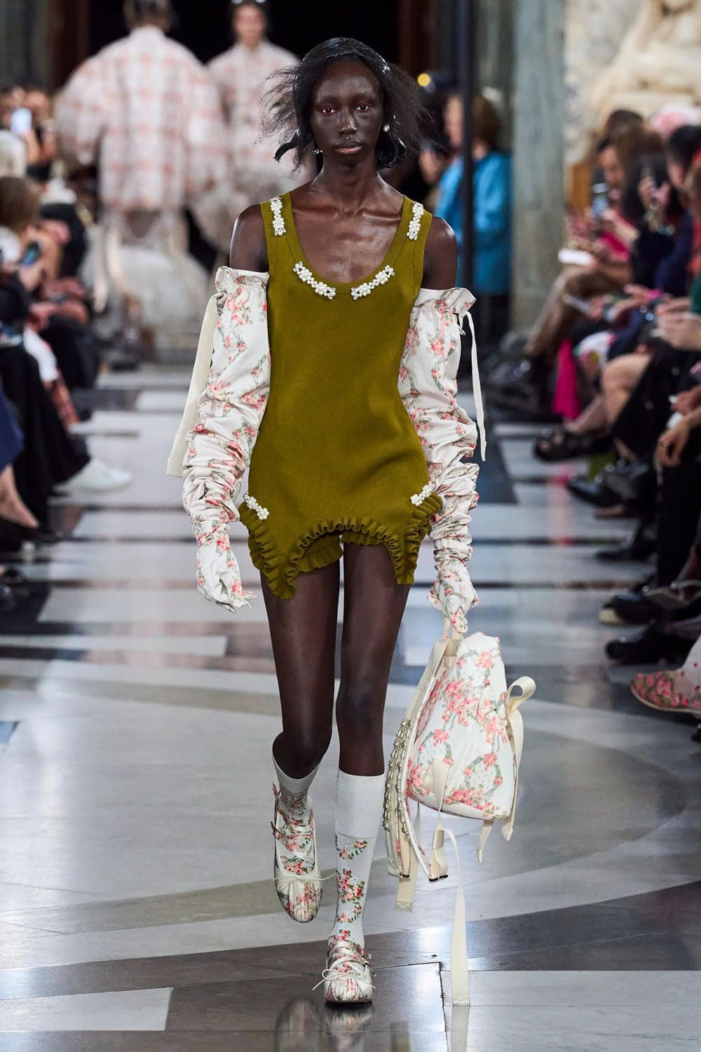 シモーネ・ロシャ 春夏 2023 ロンドン Runway 雑誌