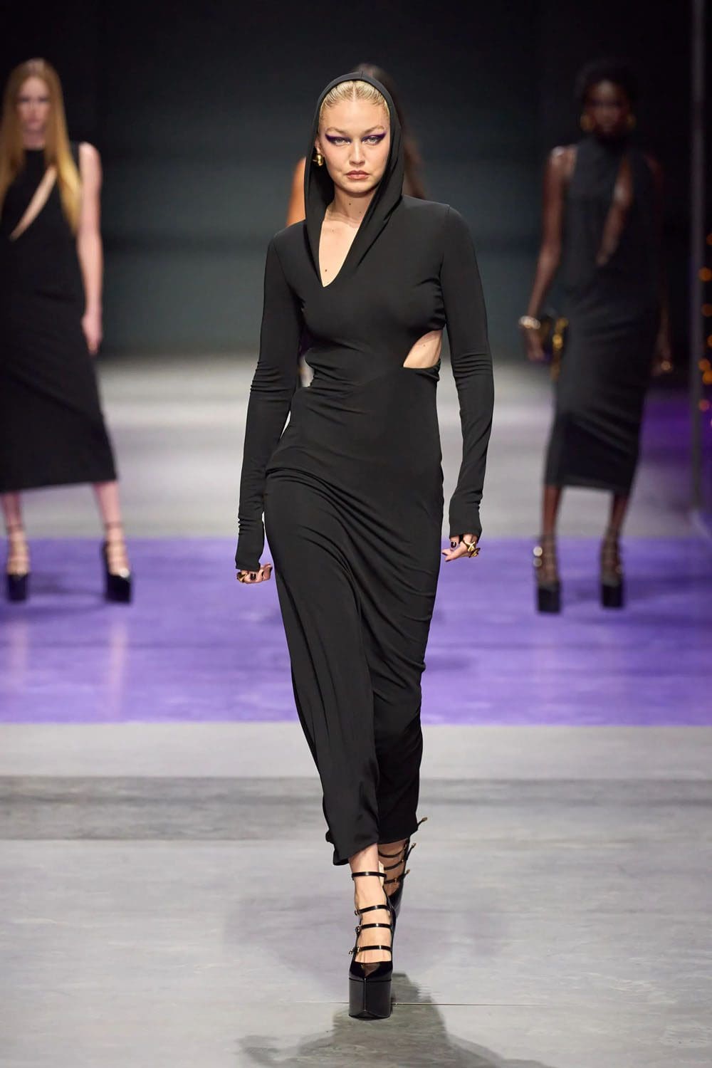 Версаче Весна Лето 2023 Runway Магазины