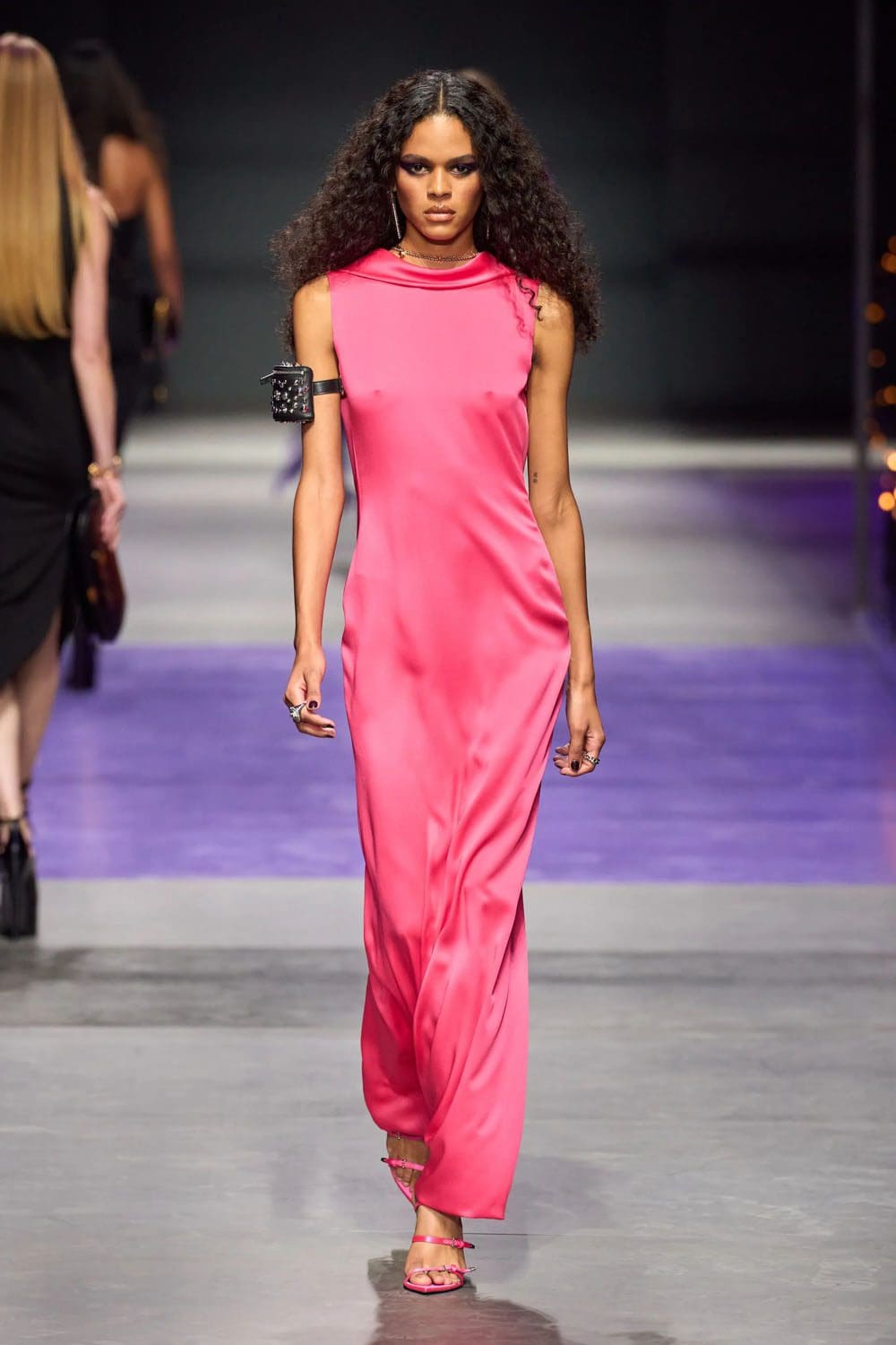 Версаче Весна Лето 2023 Runway Магазины