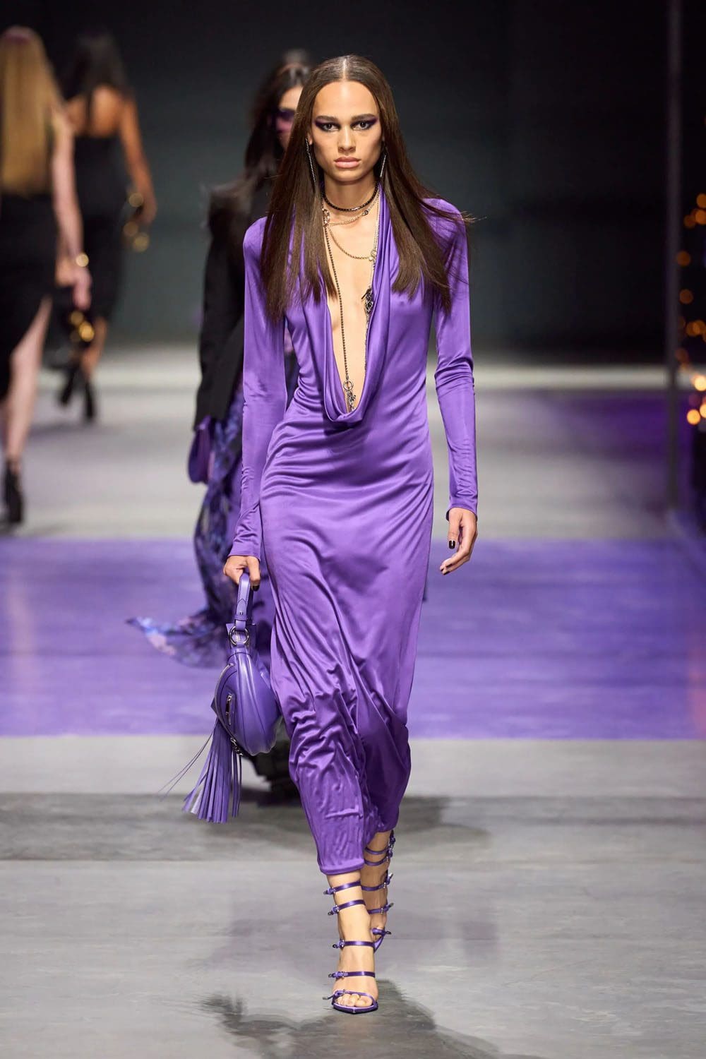 Версаче Весна Лето 2023 Runway Магазины