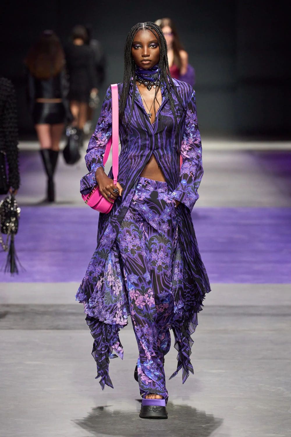 Версаче Весна Лето 2023 Runway Магазины