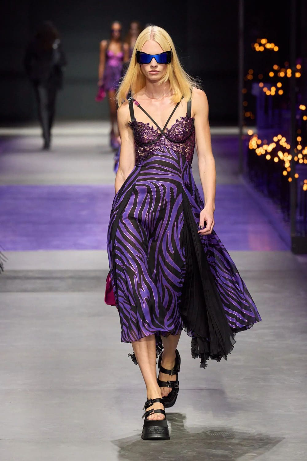 Версаче Весна Лето 2023 Runway Магазины