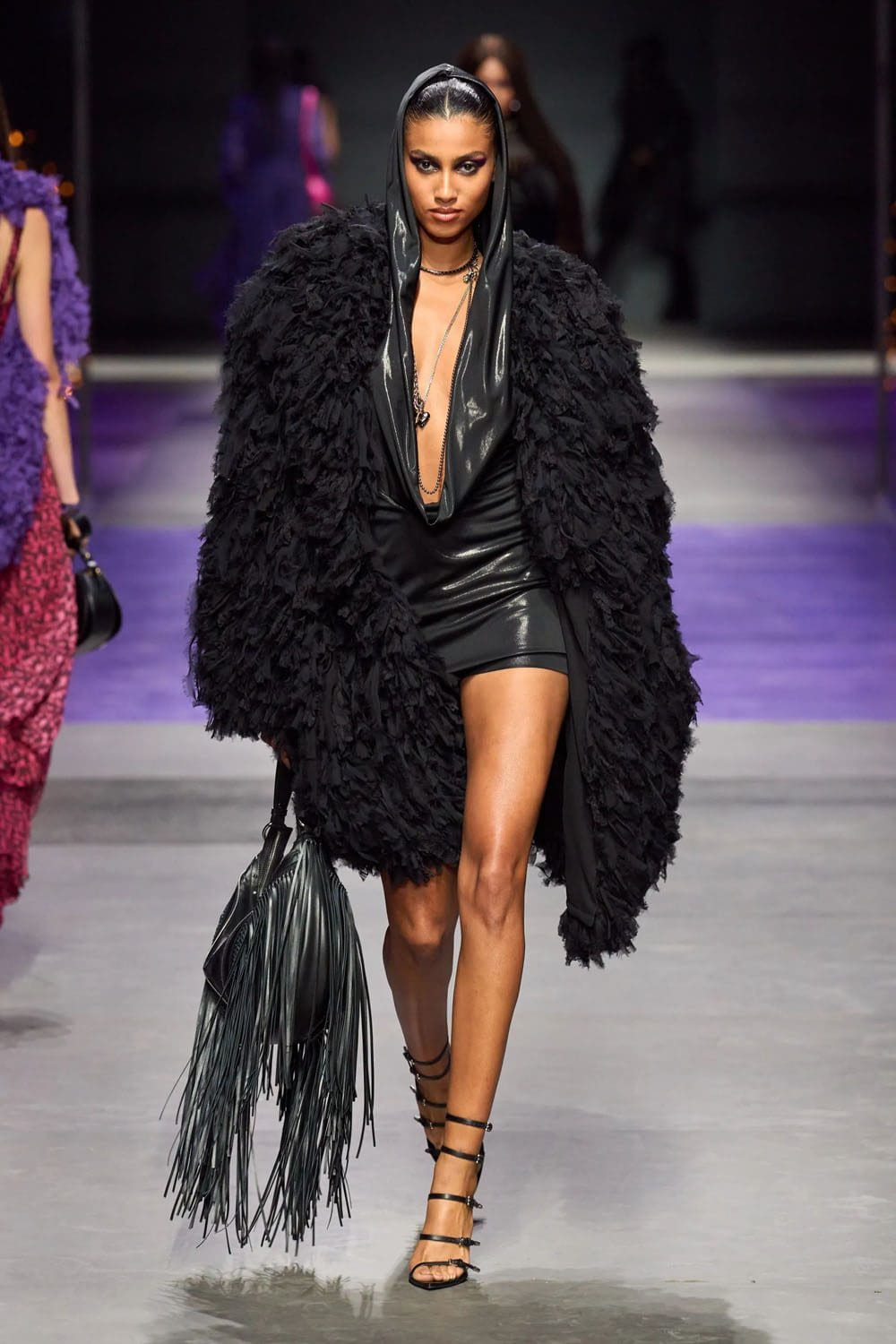 Версаче Весна Лето 2023 Runway Магазины