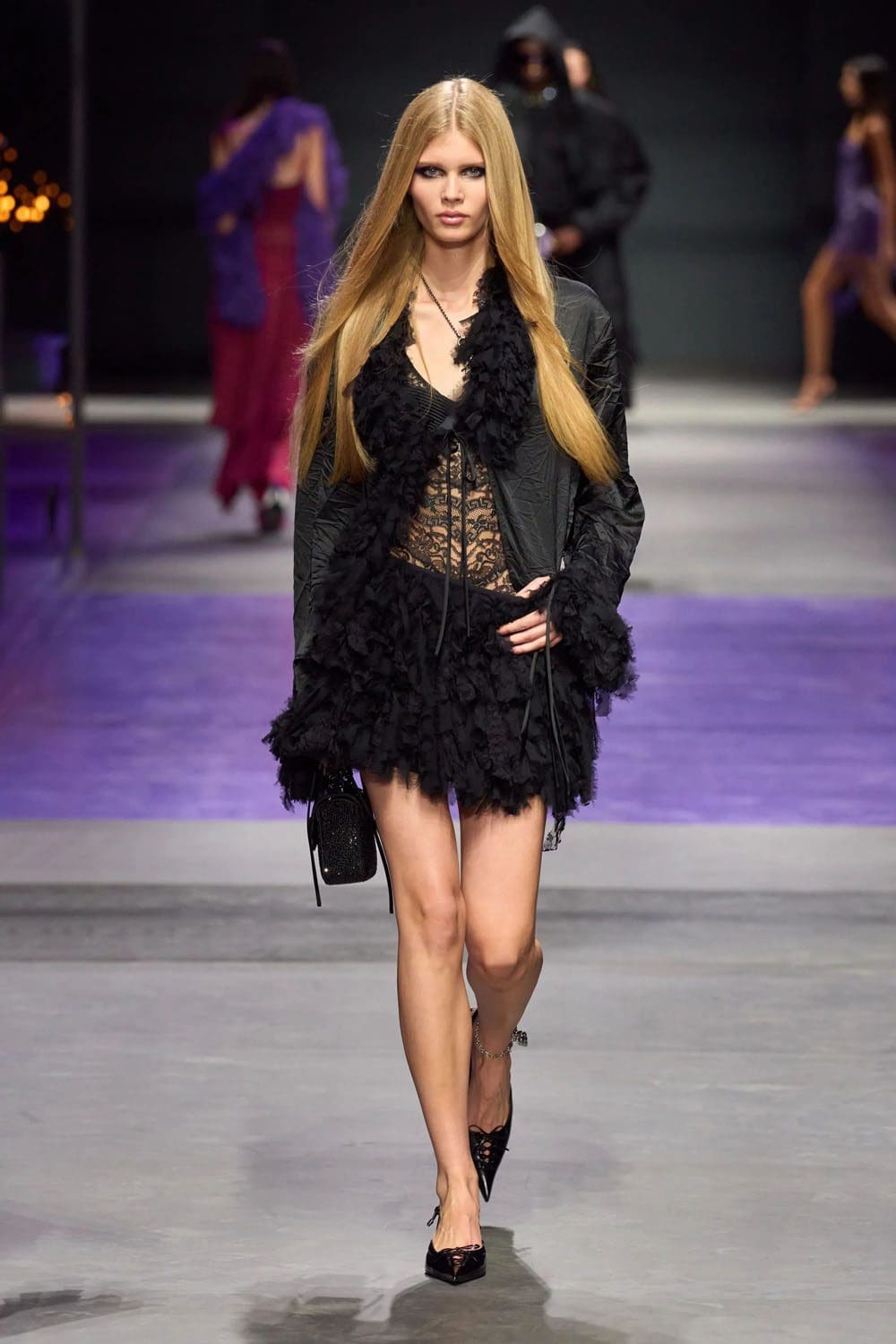 Версаче Весна Лето 2023 Runway Магазины