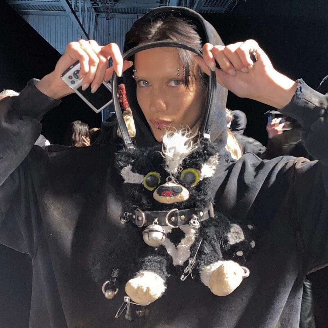 42 Bella Hadid 为 Balenciaga 拍摄春夏广告 2023 泥浆秀 Runway 杂志