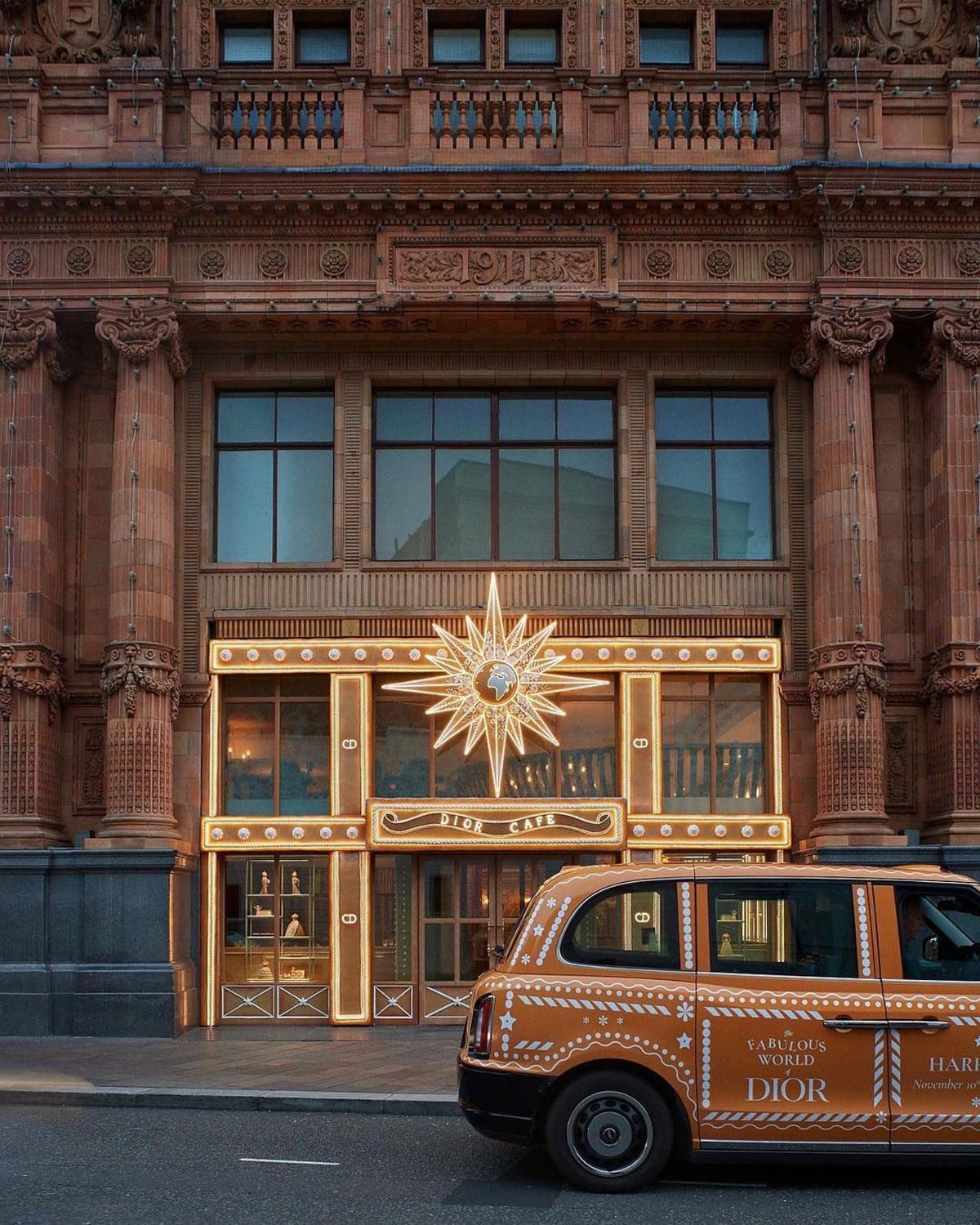2 DIOR x HARRODS 2022 Christmas gift shop